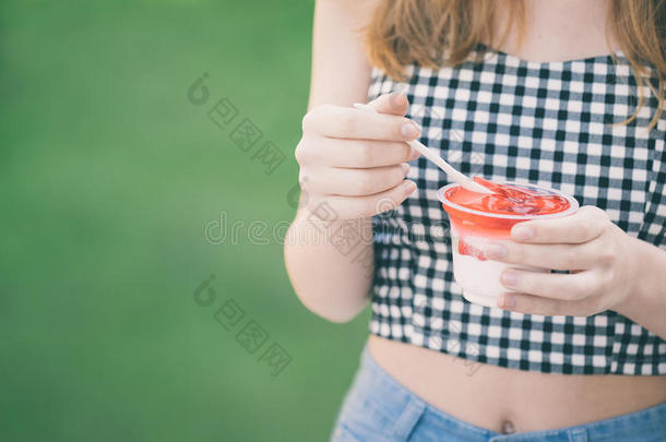 女孩吃草莓甜点。