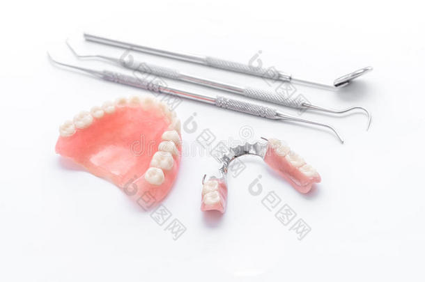 义齿和牙科工具，白色背景上的牙科镜