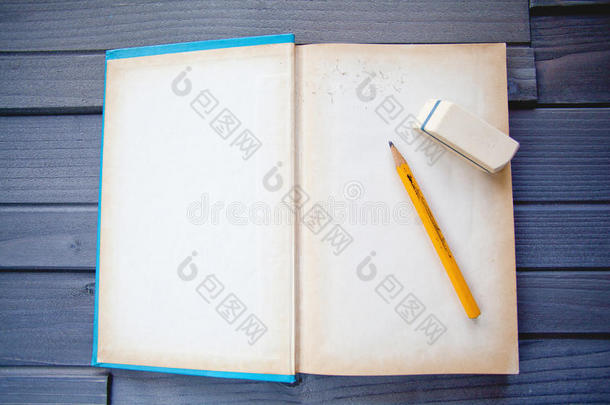 空白书或<strong>日记模板</strong>与铅笔和橡胶