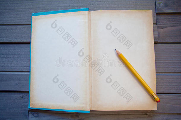 空白书或<strong>日记模板</strong>用铅笔