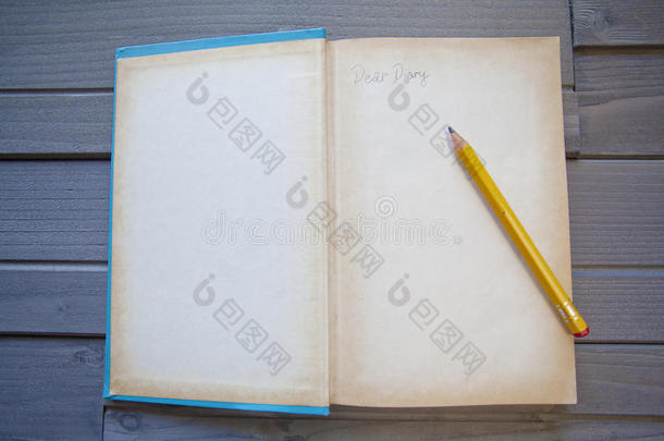 空白书或<strong>日记模板</strong>用铅笔