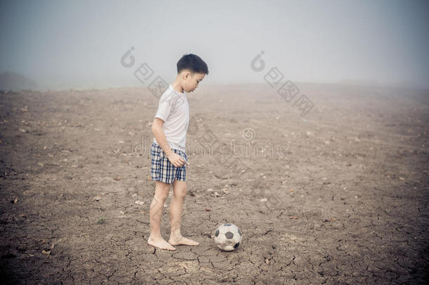 男孩踢足球