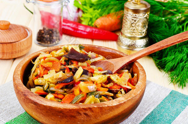 中国蔬菜炖菜。辣椒粉，豌豆，胡萝卜。<strong>减肥</strong>食品