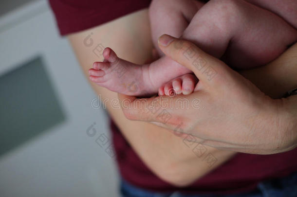 父母手中的新生婴儿脚