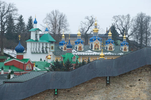 神圣的托米尔普斯科沃-派切斯基修道院的穹顶，二月的阴天。 普斯科夫地区
