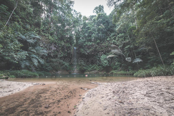 梦幻的五彩天然游泳池，隐藏在马来西亚婆罗洲兰比尔山<strong>国</strong>家</strong>公园茂密而<strong>潮</strong>湿的雨林中。