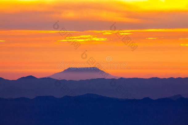 蓝色的山，橙色的天<strong>空</strong>，当<strong>太阳升起</strong>的时候