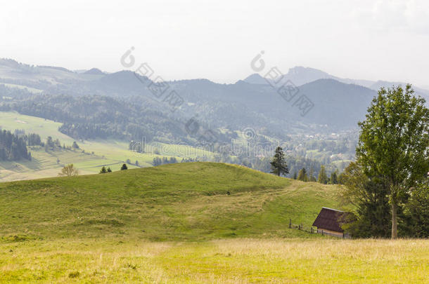 冒险攀登高地人徒步旅行小山