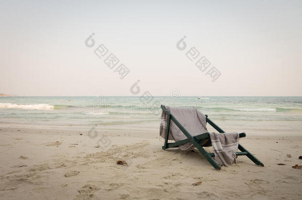 沙滩椅和披肩坐在海边的风景上。 音调和维内特。