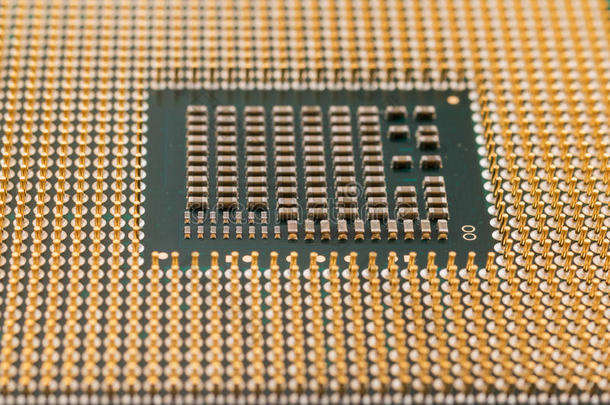 几何电子，关闭<strong>CPU处理器</strong>芯片，从底部查看，引脚连接器
