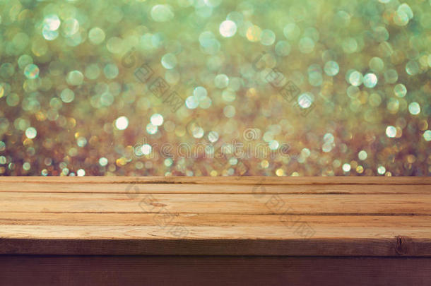 空木桌在节日的Bokeh节日背景上。 金色的闪光