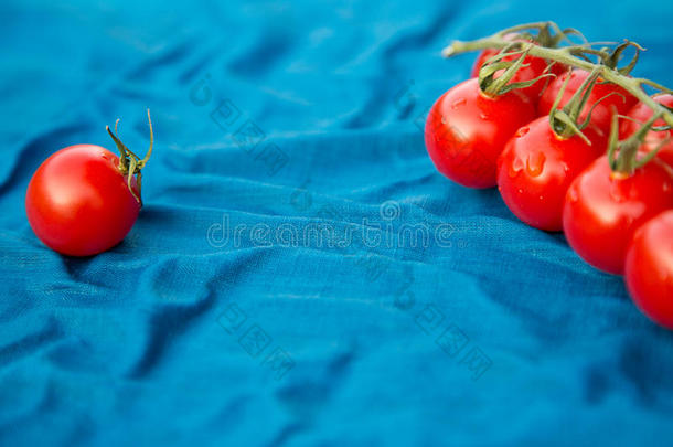 樱桃西红柿在蓝色纺织品上有复制空间