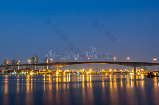 曼谷桥下清晨黄昏的天空