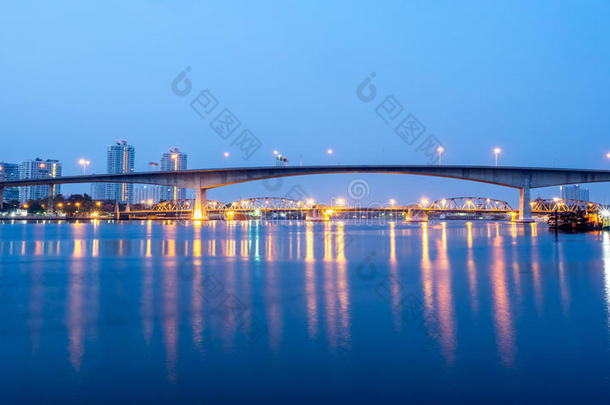 曼谷桥下清晨黄昏的天空