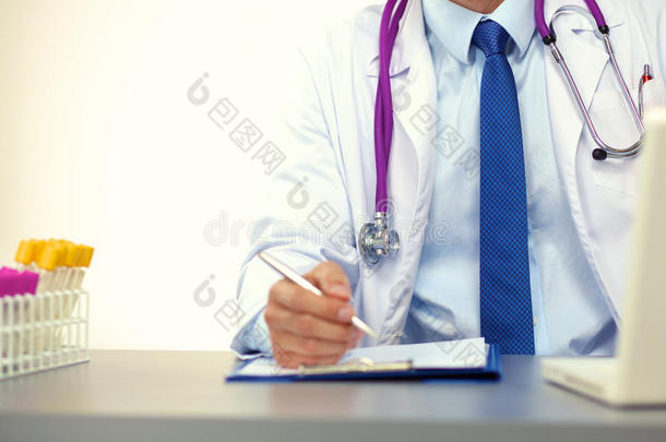 医生在他的医生在后台处理医疗设备