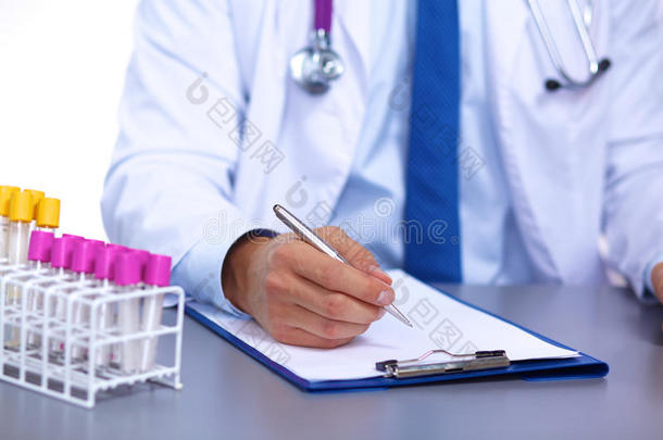 医生在他的医生在后台处理医疗设备