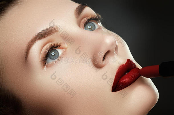美丽的嘴唇。 美丽的嘴唇特写，<strong>化妆品广告</strong>的伟大想法。 涂红色口红的模特。 化妆。
