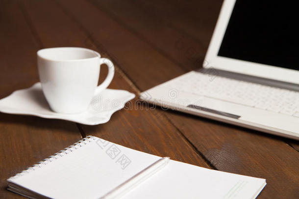 桌上的咖啡，笔记本和笔记本电脑