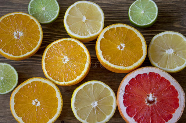柑橘类水果。 在木桌背景上