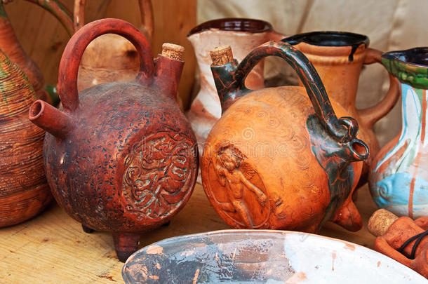 民间的陶罐放在架子上。乡村手工，手工艺，陶瓷，民族，民间猪笼草。