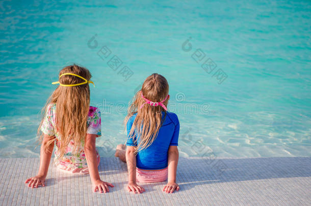 暑假在游泳池里可爱的小女孩