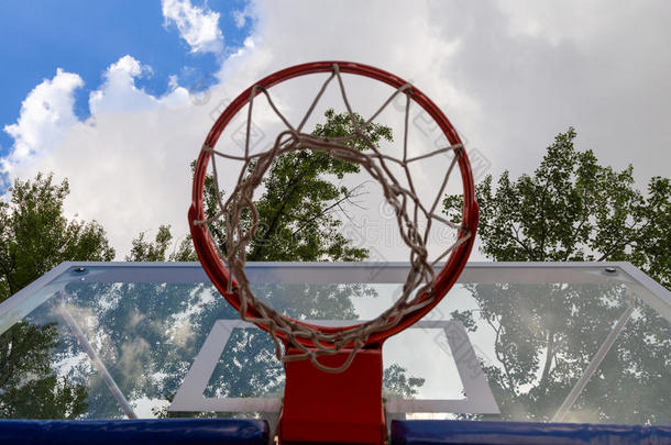 天空上的篮球圈