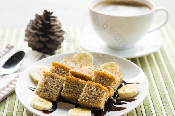 香蕉蛋糕加热咖啡，专注于巴南蛋糕