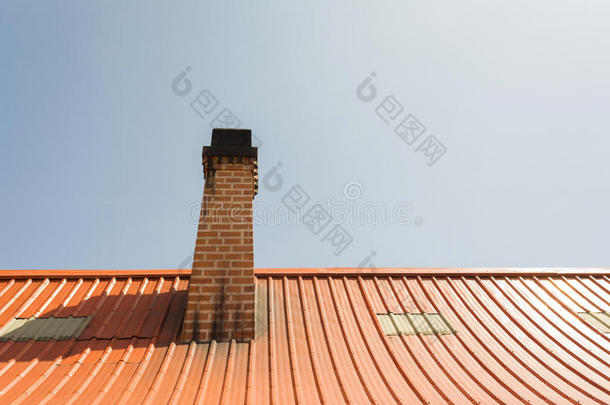 带有屋顶瓷砖的烟囱，白色背景为橙色