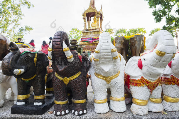 大象雕塑在寺庙或礼拜场所进行崇拜，泰式风格。