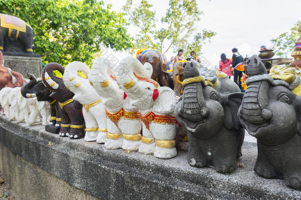 大象雕塑在寺庙或礼拜场所进行崇拜，泰式风格。