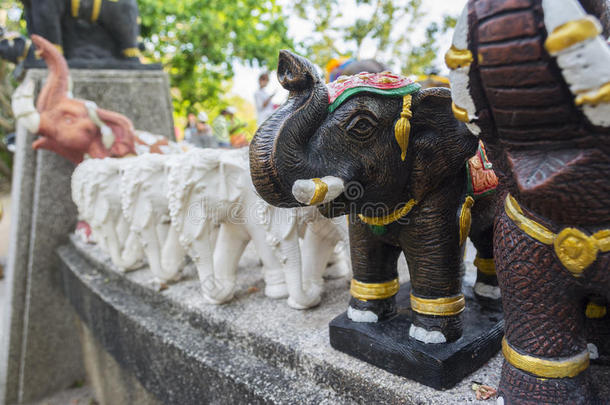 大象雕塑在寺庙或礼拜场所进行崇拜，泰式风格