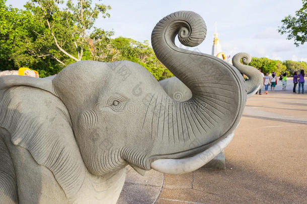 大象雕塑在寺庙或礼拜场所进行崇拜，泰式风格。
