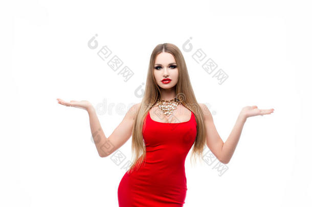 美丽的女士穿着红色连衣裙，妆容鲜艳，红唇，华丽的半身像。 一个留着长发的年轻女人，戴着金项链