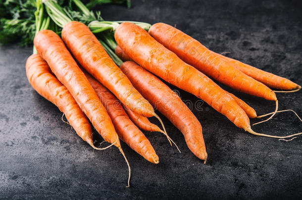 胡萝卜。 新鲜胡萝卜束。 小胡萝卜。 生的新鲜有机橙色胡萝卜。 健康素食蔬菜食品。 新鲜蔬菜