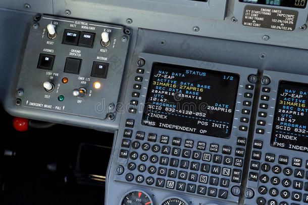 飞行管理系统和电气控制面板