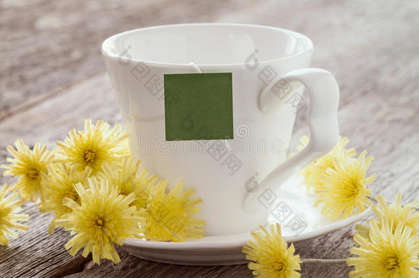 一杯带空白标签的<strong>茶</strong>。