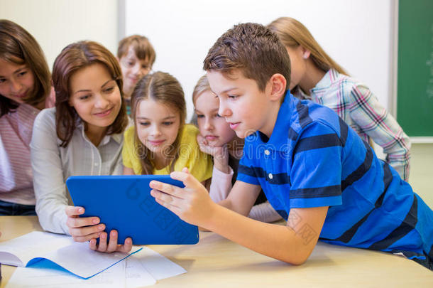 学校里有老师和平板电脑的一群孩子