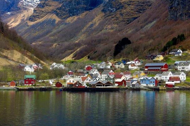 五颜六色的斯堪的纳维亚房屋反映在挪威峡湾挪威