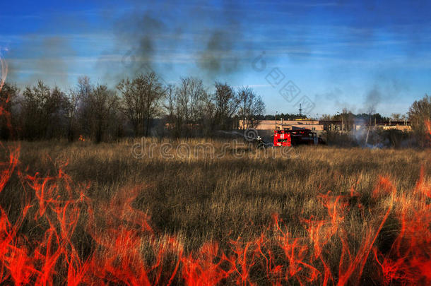 消防员扑灭野火。 火焰特写。 上面的风景。