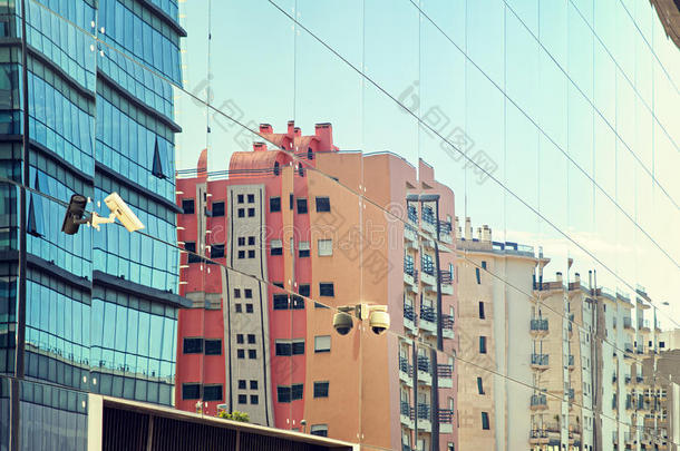 建筑物反映了现代建筑的窗户