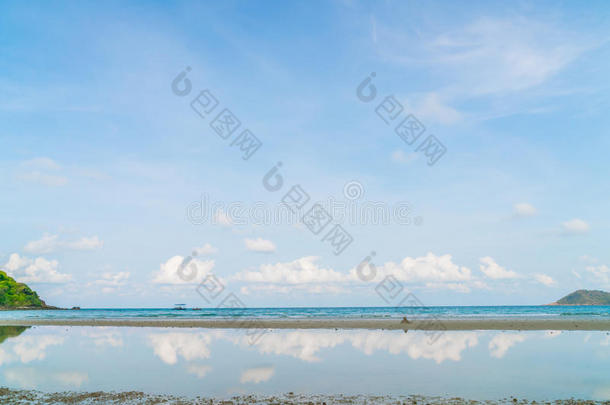 美丽的白沙滩，碧海蓝天