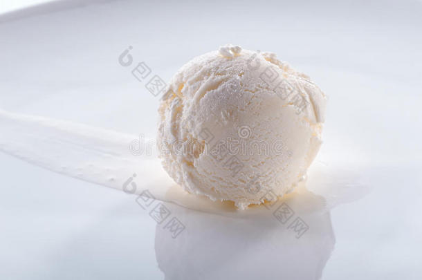 美味的冰淇淋勺在白色盘子里