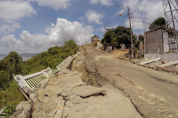 厄瓜多尔地震后桥梁开裂