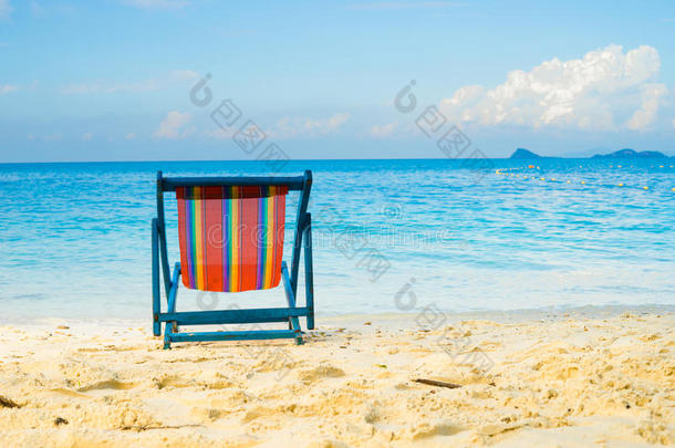 蓝色的大海和白色的沙滩，海滩椅子，夏天的海滩