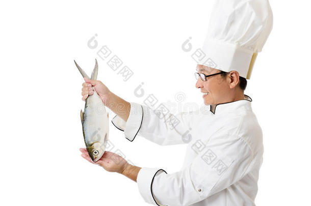 厨师拿着<strong>大鱼</strong>隔离在白色上