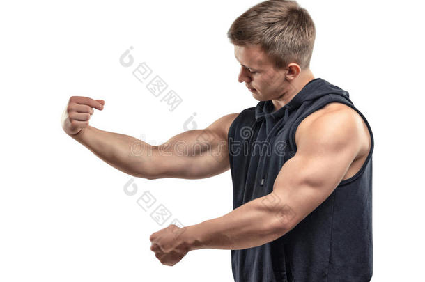 半长的年轻<strong>肌肉</strong>男子摆姿势，并显示手臂<strong>肌肉</strong>，二头肌。