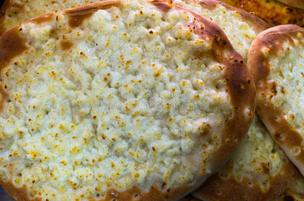 奶酪玛纳基什-FlaTbread顶部有奶酪。 传统的ARA