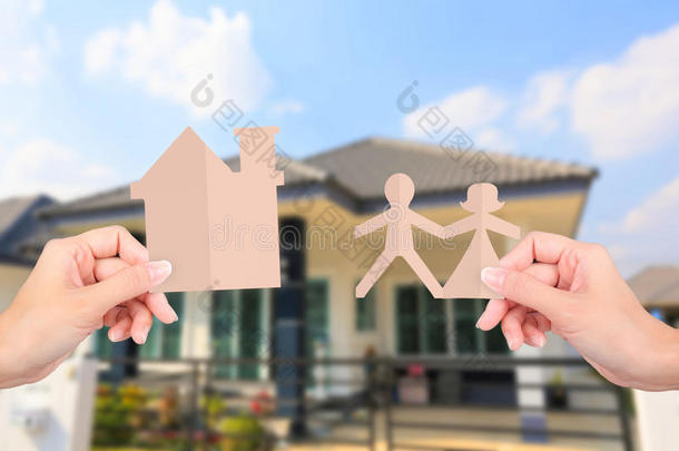 双手拿着家庭背景的家庭文件。