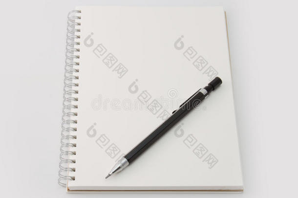 黑色机械铅笔在空白笔记本上隔离在白色上。