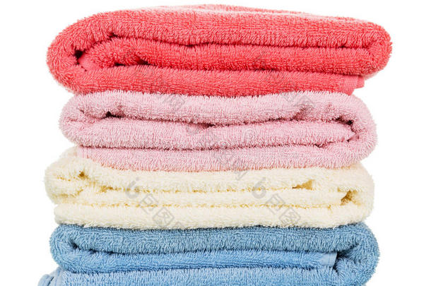 四条特里毛巾不同颜色隔离在白色上。